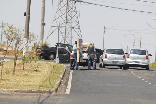 Justiça Eleitoral recolheu três cavaletes do candidato Roberto Engler (PSDB) na Avenida Eliza Verzola Gosuen 